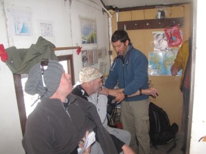 medicochecandoosmembrosdaexpedicaoemplazademulas4300m1