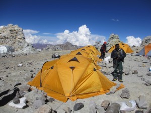 nossas-barracas-alinhadas-a-6000m-no-acampamento-colera--foto-de-edu-tonetti