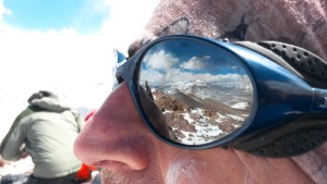 reflexo-da-maravilhosa-vista-do-cume-do-vicunas-refletida-nos-oculos-do-joair--foto-de-joair-bertola