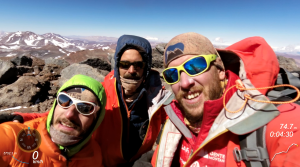 o-trio-comemorando-no-cume-do-monte-parofes---foto-de-maximo-kausch--imagem-da-garmin-virb